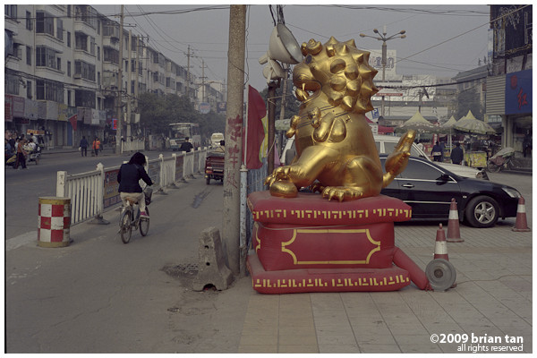 Morning in the streets of Kaifeng, Inflated decorative lions??? No!!!!