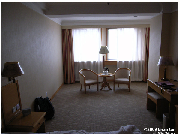 Zhengzhou: Hotel room so big it seems they have problems wondering what to do with the space...